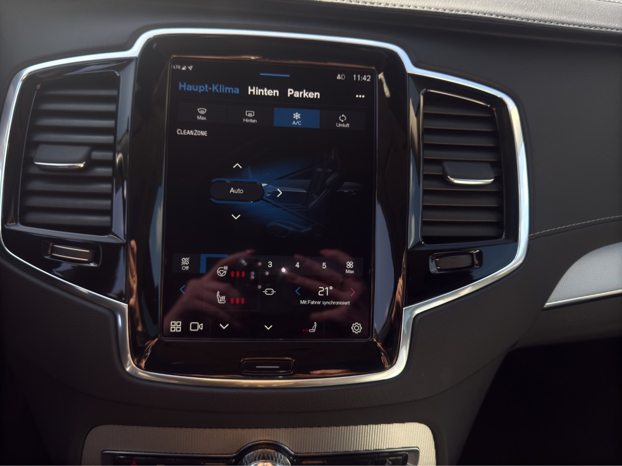 Volvo XC90 B5 Ultimate Dark AWD/7-Sitzer/AHK/StHz/B&W – Bild 27