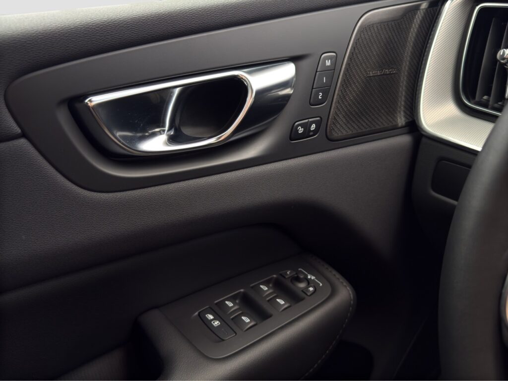 Volvo XC60 T8 Ultimate Dark Plug-In Hybrid/Four-C/Pano – Bild 12