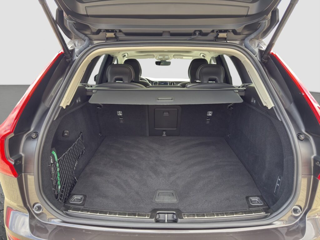 Volvo XC60 T8 Ultimate Dark Plug-In Hybrid/Four-C/Pano – Bild 16