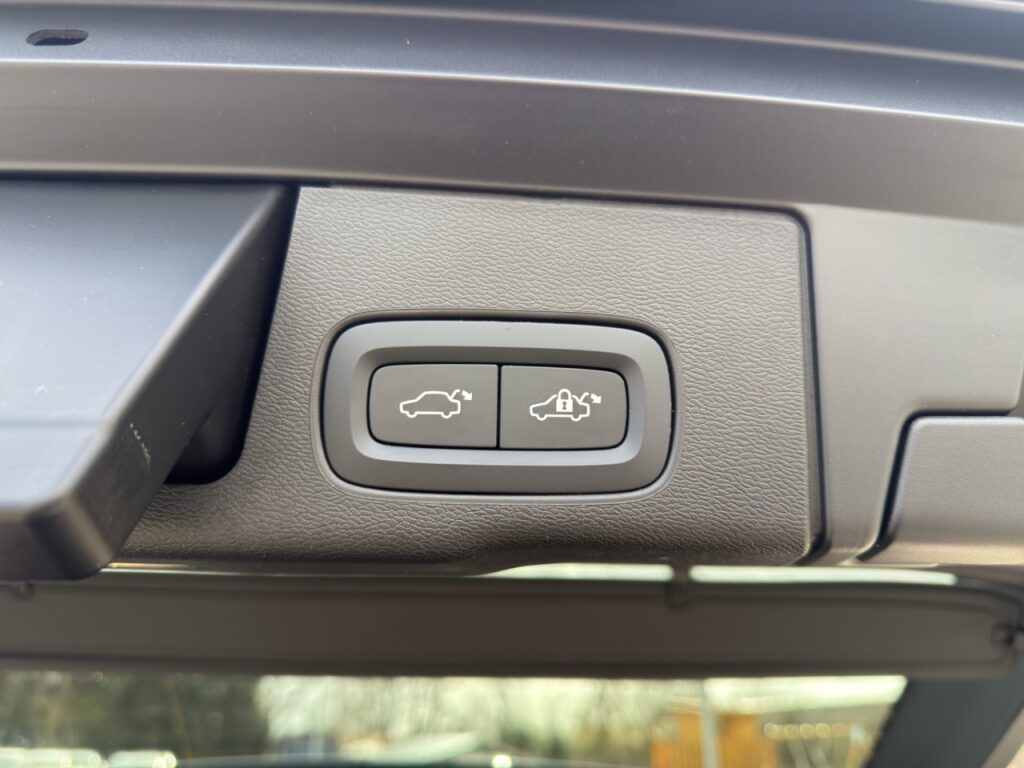 Volvo XC60 T8 Ultimate Dark Plug-In Hybrid/Four-C/Pano – Bild 18