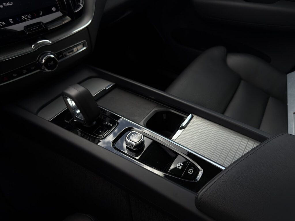 Volvo XC60 T8 Ultimate Dark Plug-In Hybrid/Four-C/Pano – Bild 20