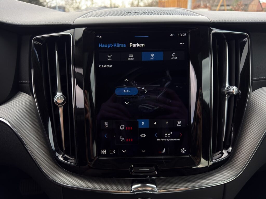 Volvo XC60 T8 Ultimate Dark Plug-In Hybrid/Four-C/Pano – Bild 21