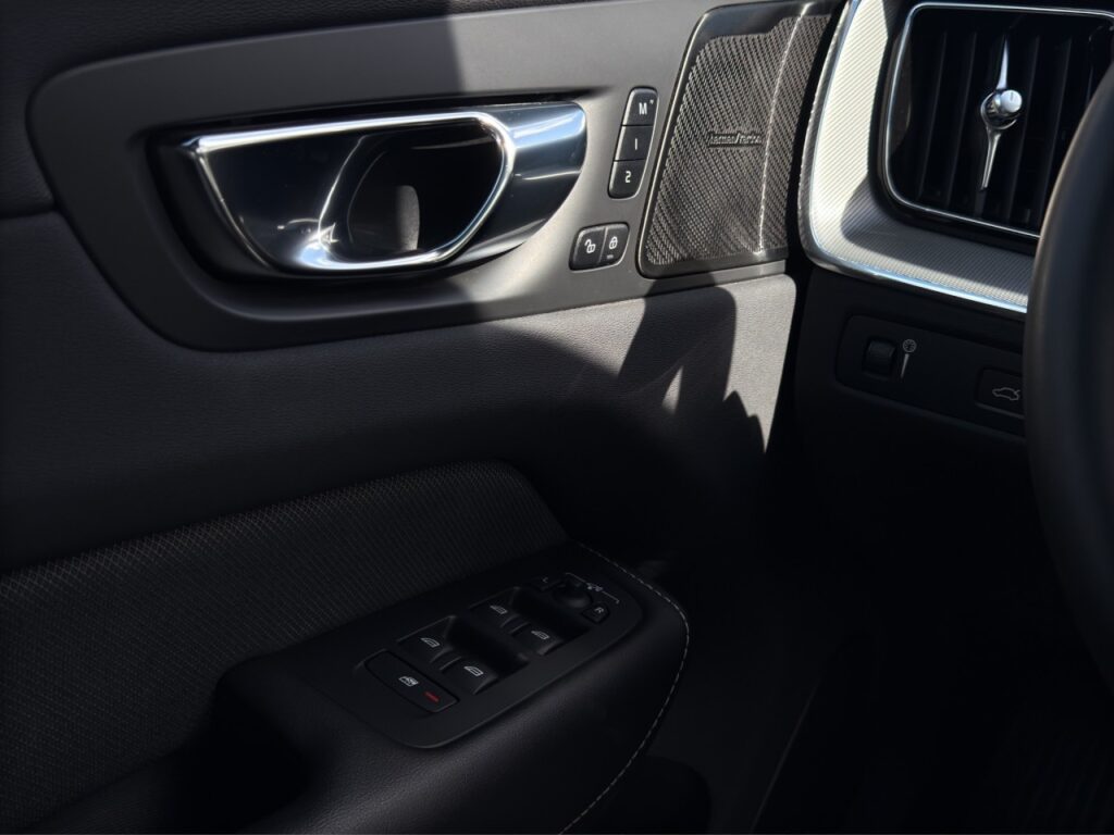 Volvo XC60 B4 R-Design/beh.FS/LHZ/H+K/Pano/Kam/AHK – Bild 12