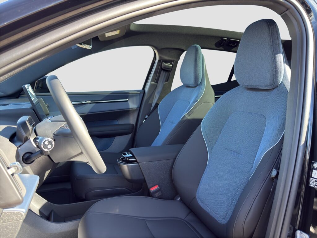 Volvo EX30 Extended Range Ultra Black Edition / Pano – Bild 12