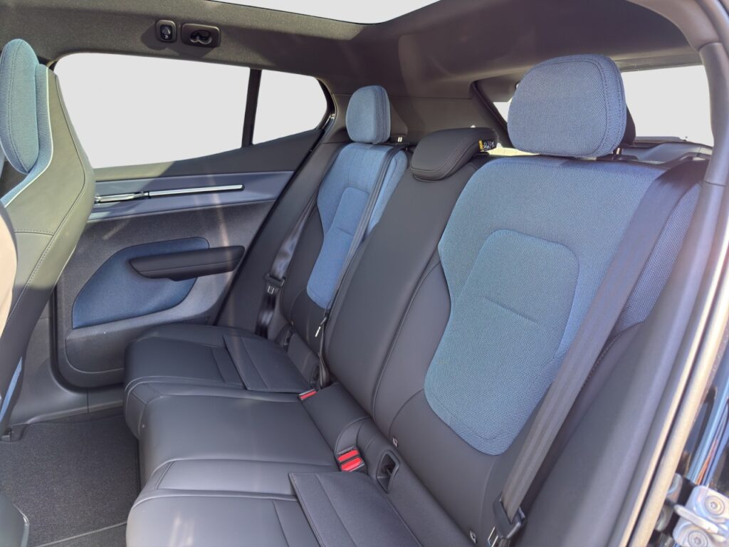 Volvo EX30 Extended Range Ultra Black Edition / Pano – Bild 13