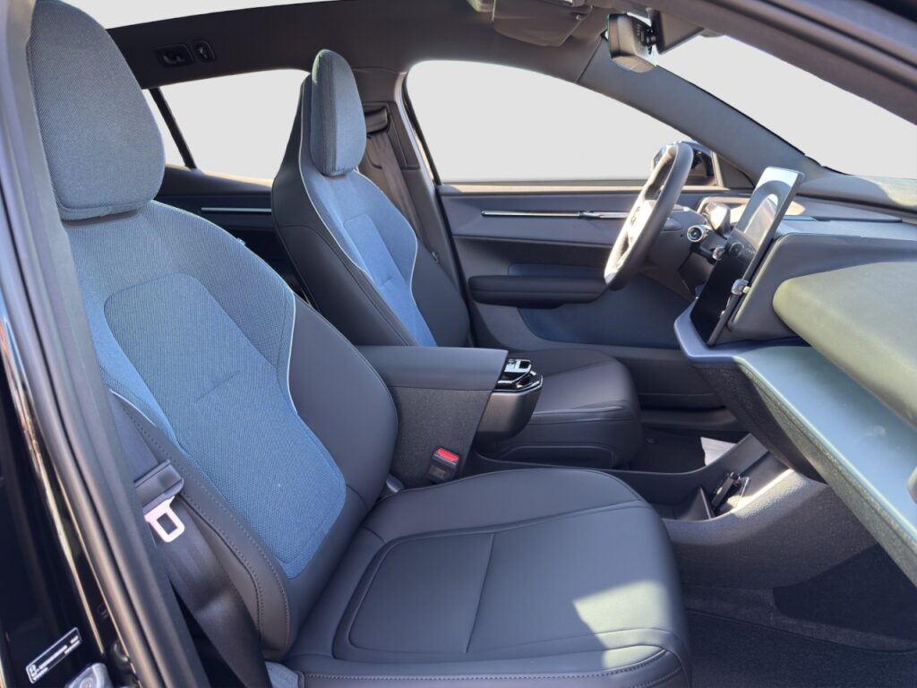 Volvo EX30 Extended Range Ultra Black Edition / Pano – Bild 16