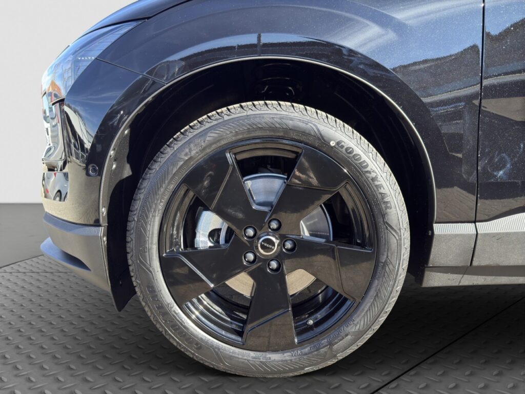 Volvo EX30 Extended Range Ultra Black Edition / Pano – Bild 17