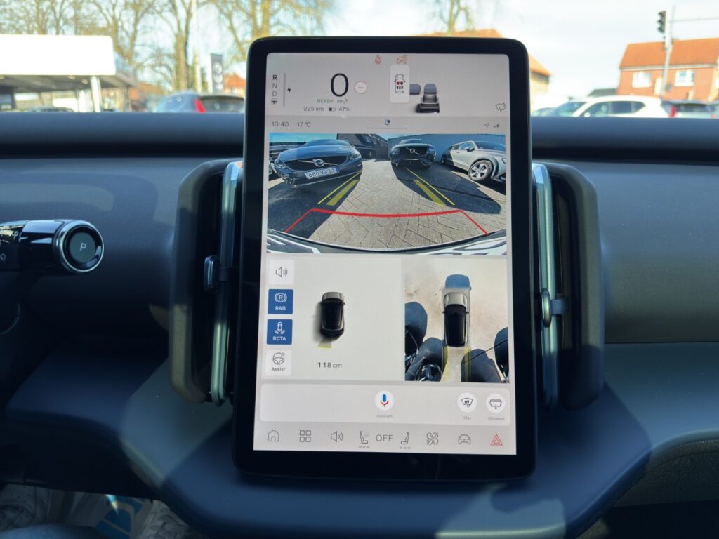 Volvo EX30 Extended Range Ultra Black Edition / Pano – Bild 19