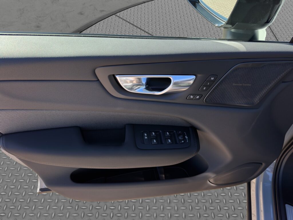 Volvo XC60 T8 AWD Ultra Black Edition Plug-In – Bild 6