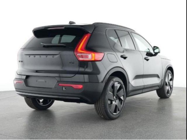 Volvo XC40 B3 Plus Black Edition/Navi/Pano/360K/20Zoll – Bild 2