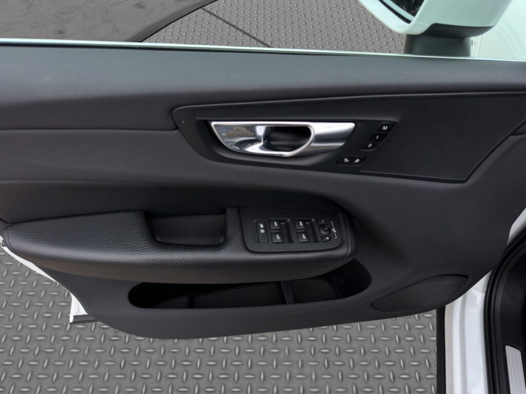 Volvo XC60 B4 Momentum Pro/Leder/Navi/LED/AHK/Kam/BLIS – Bild 12