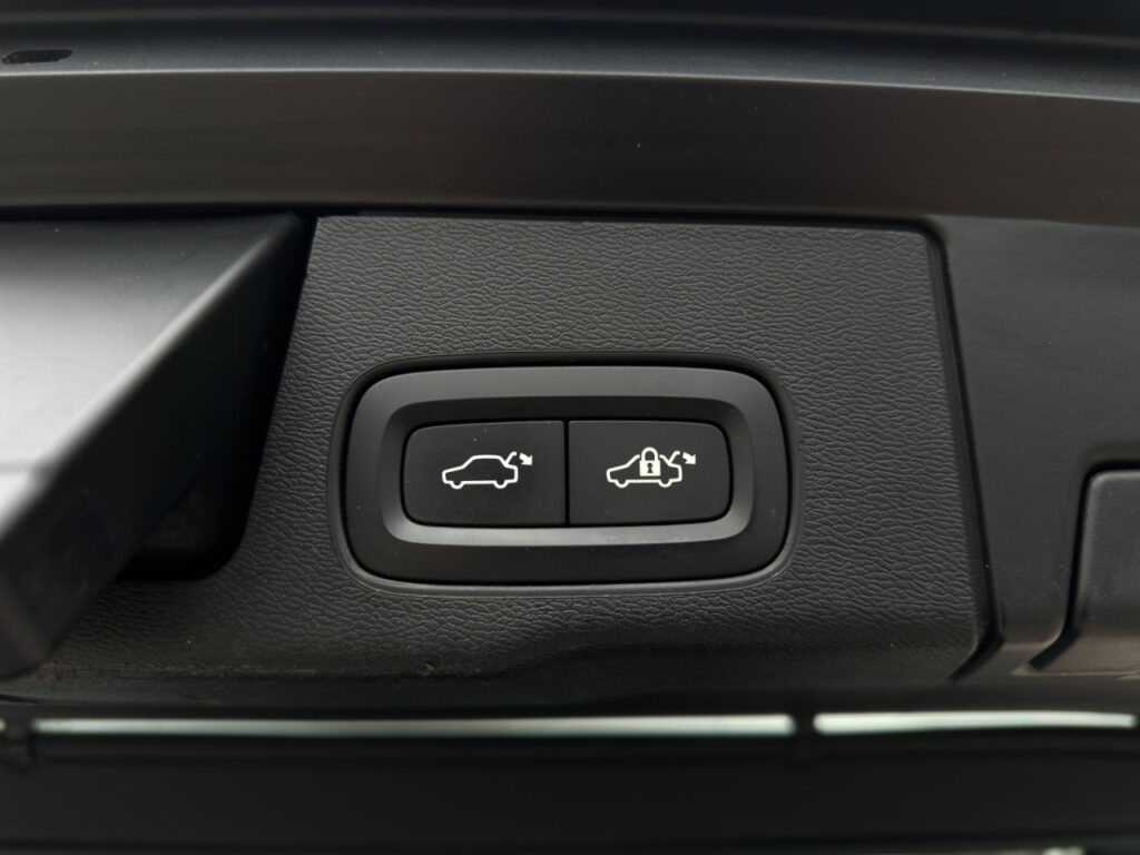 Volvo XC60 B4 Momentum Pro/Leder/Navi/LED/AHK/Kam/BLIS – Bild 18