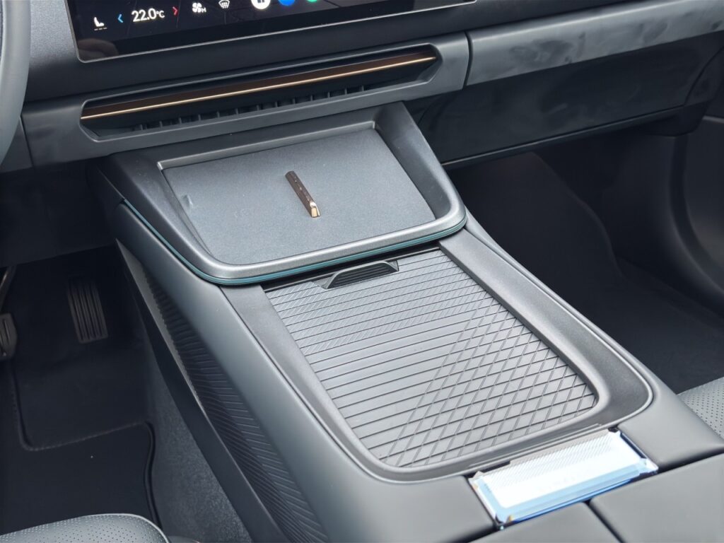 Lynk & Co 08 More Plug-In Hybrid / Pano / Matrix / 360Grad – Bild 12