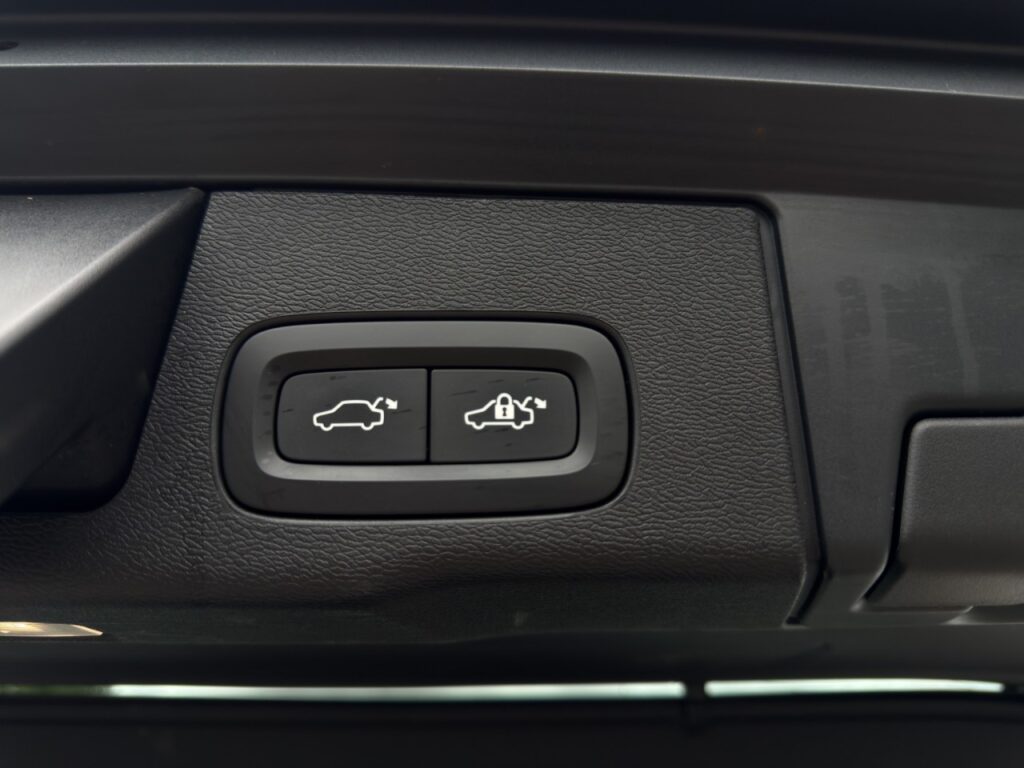 Volvo XC60 B4 R-Design/Nappa/Navi/Pano/Xenium-Paket – Bild 18