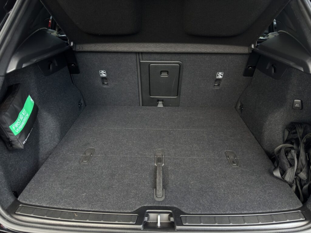 Volvo XC40 B3 Plus Black Edition/Navi/Pano/360K/20Zoll – Bild 16