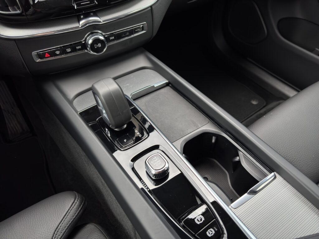 Volvo XC60 B4 Plus Dark AWD/Navi/LED/H&K/BLIS/hzb.FS – Bild 20
