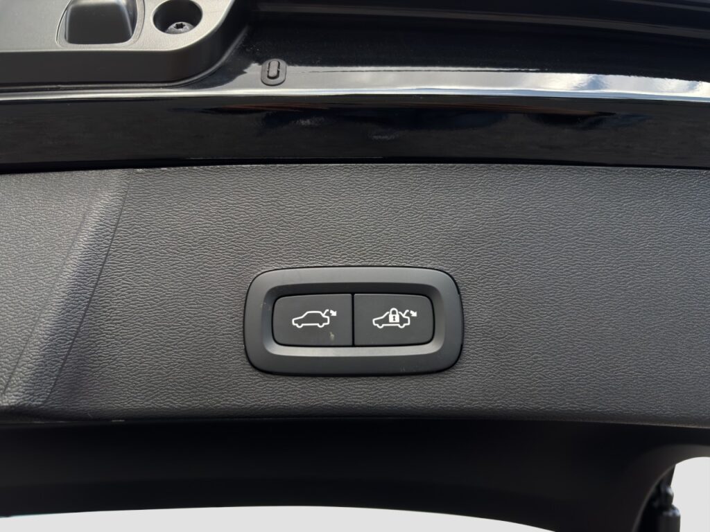 Volvo XC40 B3 Plus Black Edition/Navi/Pano/360K/20Zoll – Bild 17