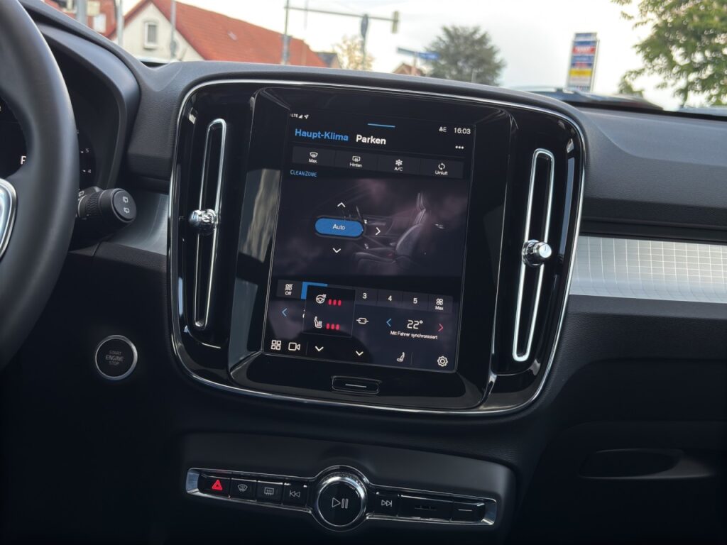 Volvo XC40 B3 Plus Black Edition/Navi/Pano/360K/20Zoll – Bild 21