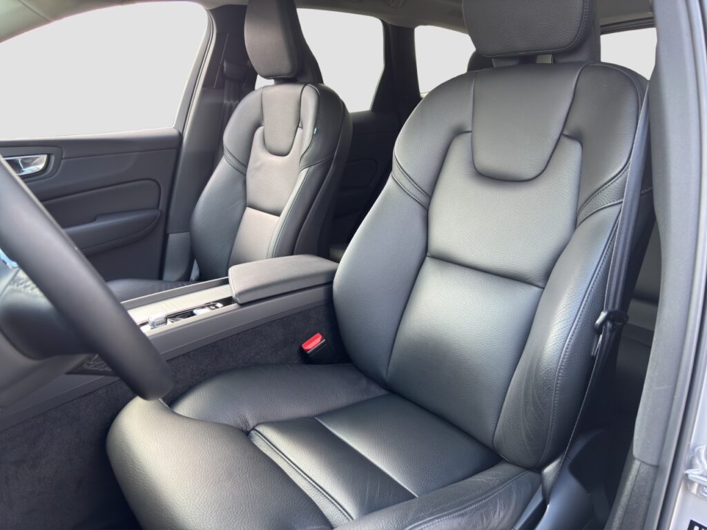 Volvo XC60 T8 Ultimate Dark Plug-In Hybrid AWD/Pano – Bild 13