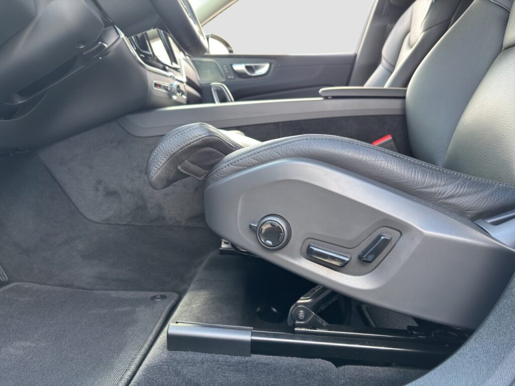 Volvo XC60 T8 Ultimate Dark Plug-In Hybrid AWD/Pano – Bild 15