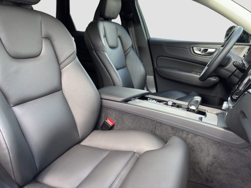 Volvo XC60 T8 Ultimate Dark Plug-In Hybrid AWD/Pano – Bild 17