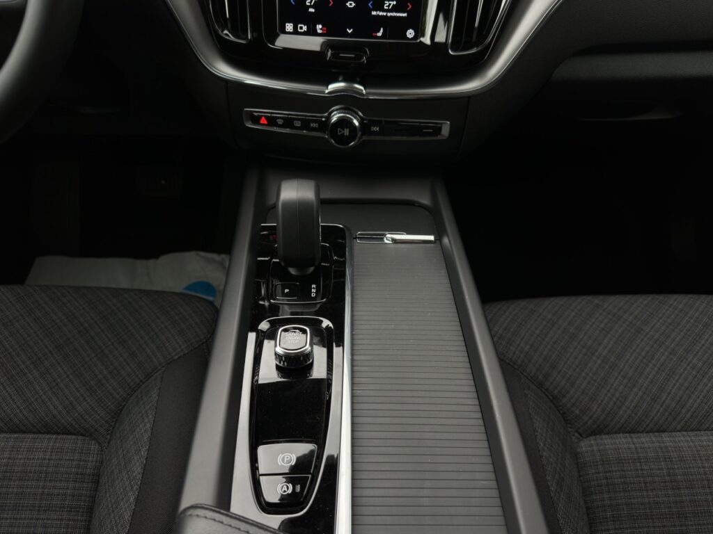 Volvo XC60 B4 Core AWD/Navi/LED/AHK/4xSHZ/hzb.LK/hz.FS – Bild 11