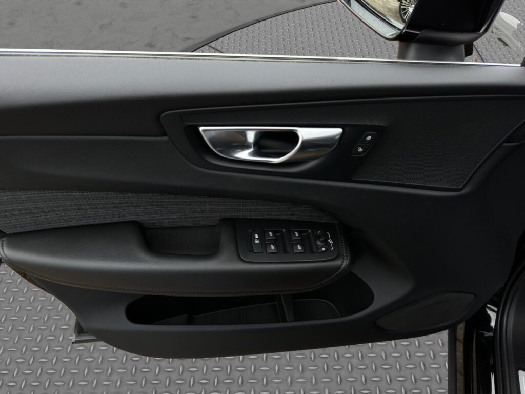 Volvo XC60 B4 Core AWD/Navi/LED/AHK/4xSHZ/hzb.LK/hz.FS – Bild 12