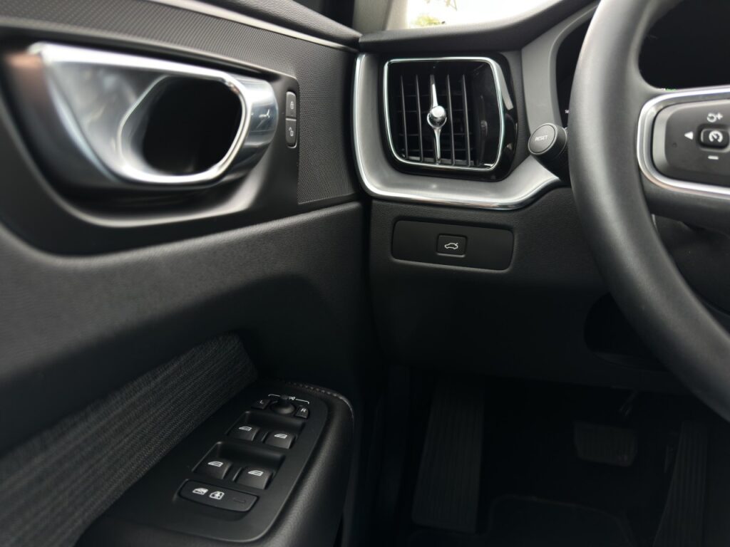 Volvo XC60 B4 Core AWD/Navi/LED/AHK/4xSHZ/hzb.LK/hz.FS – Bild 21