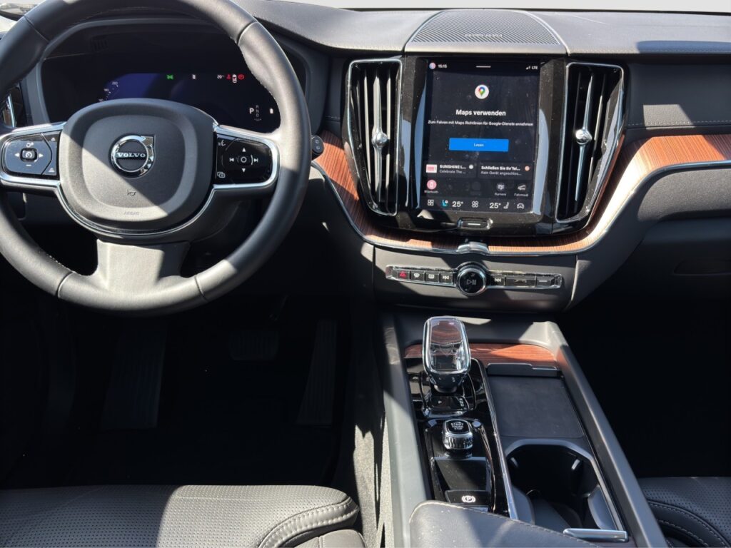 Volvo XC60 B4 Ultimate Dark/Pano/AHK/StHz/Four-C/21Zo – Bild 11