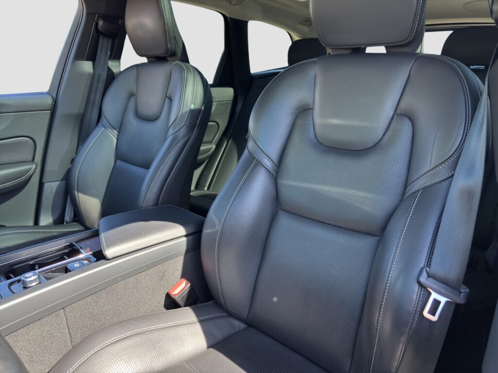 Volvo XC60 B4 Ultimate Dark/Pano/AHK/StHz/Four-C/21Zo – Bild 13