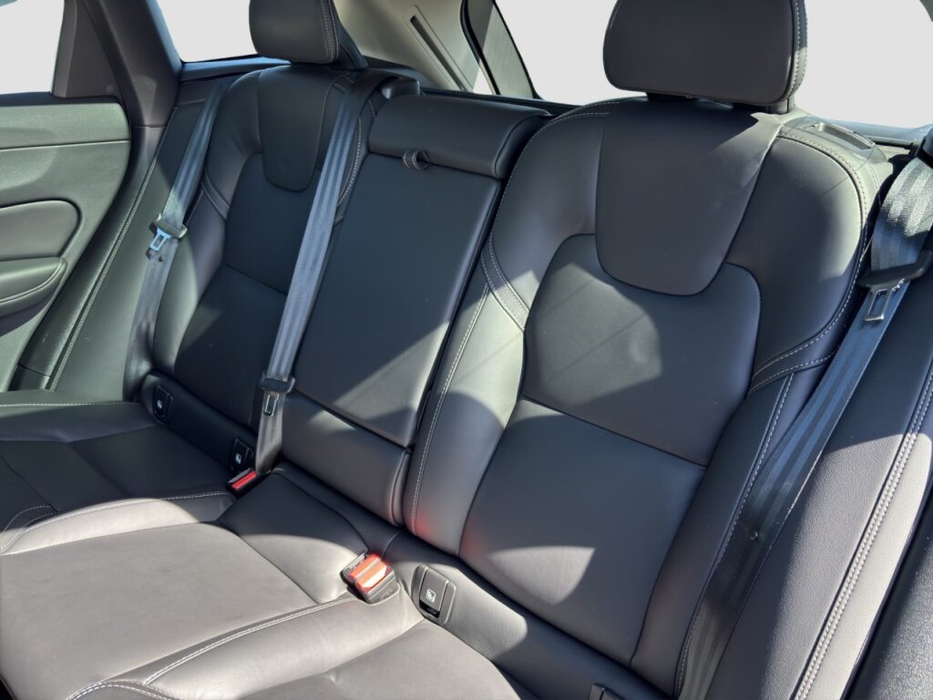 Volvo XC60 B4 Ultimate Dark/Pano/AHK/StHz/Four-C/21Zo – Bild 14