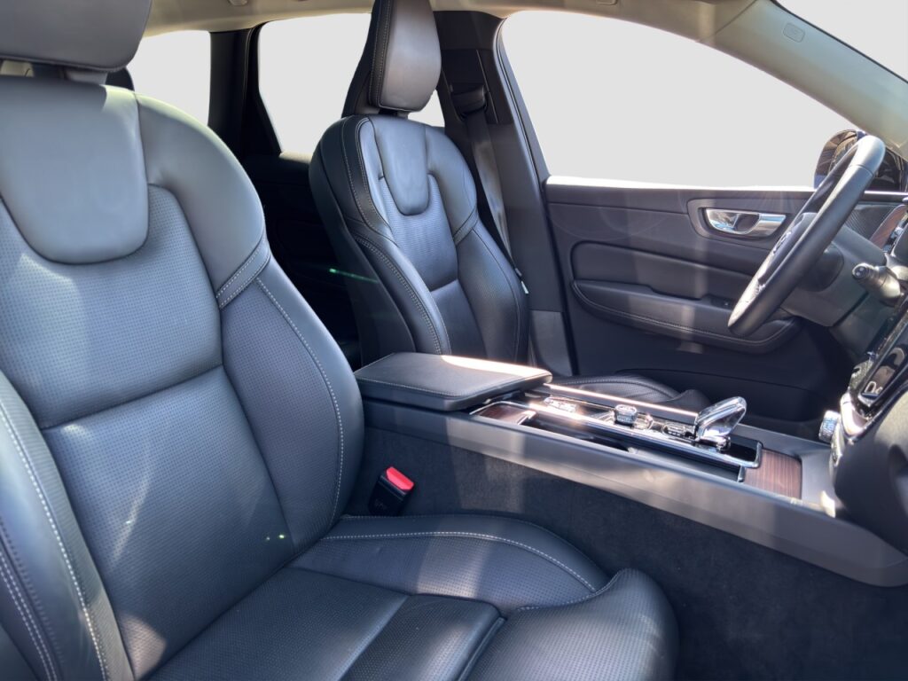 Volvo XC60 B4 Ultimate Dark/Pano/AHK/StHz/Four-C/21Zo – Bild 17