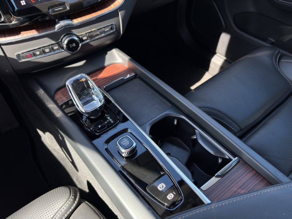 Volvo XC60 B4 Ultimate Dark/Pano/AHK/StHz/Four-C/21Zo – Bild 19