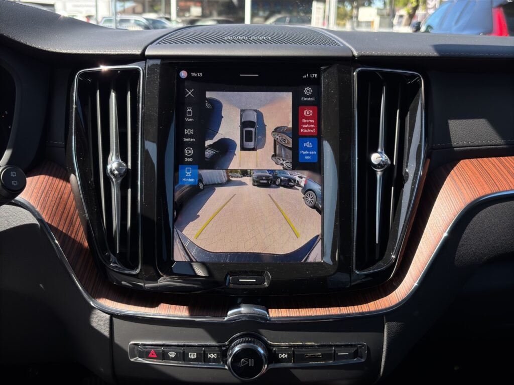 Volvo XC60 B4 Ultimate Dark/Pano/AHK/StHz/Four-C/21Zo – Bild 21