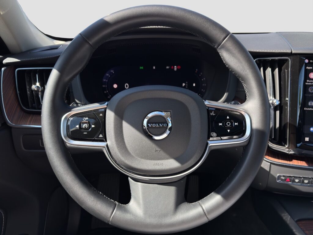 Volvo XC60 B4 Ultimate Dark/Pano/AHK/StHz/Four-C/21Zo – Bild 7
