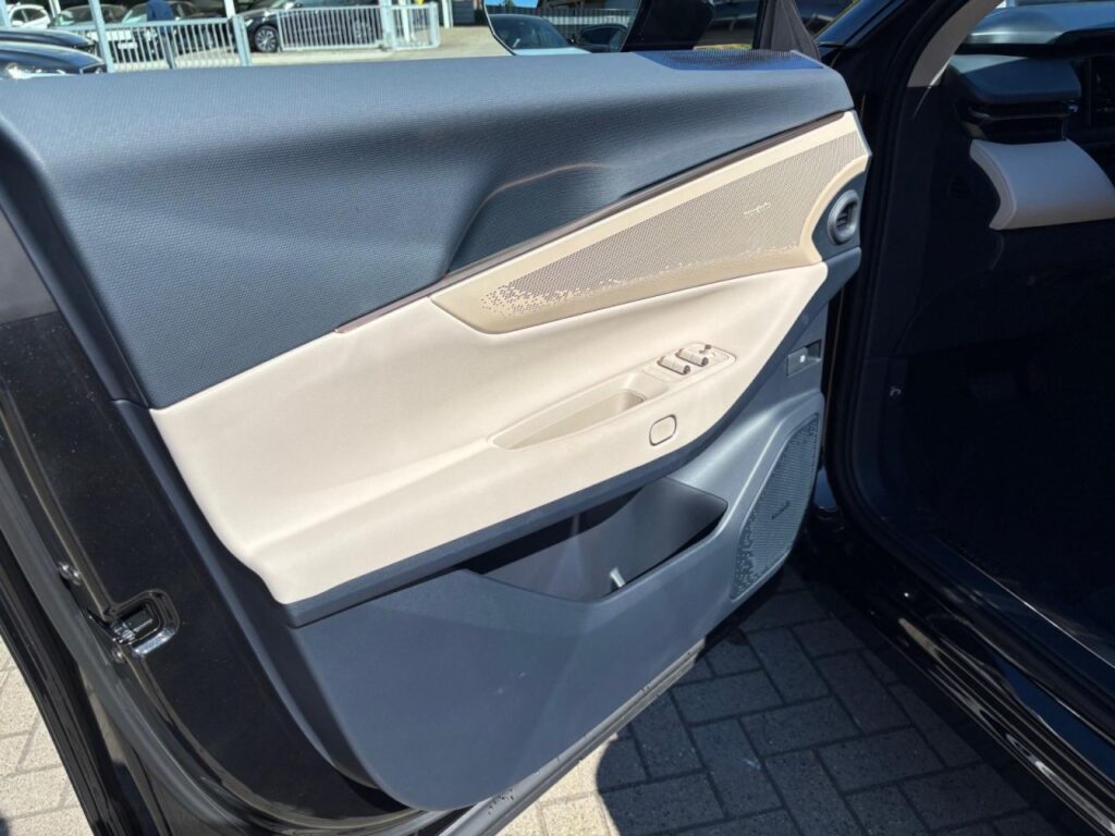 Lynk & Co 08 More Plug-In Hybrid / Pano / Sahara Dune – Bild 14