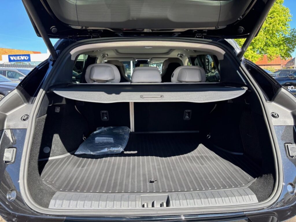 Lynk & Co 08 More Plug-In Hybrid / Pano / Sahara Dune – Bild 17