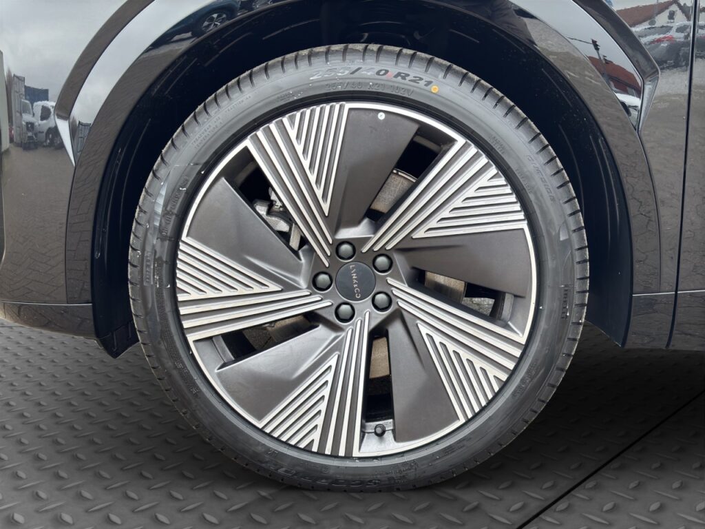 Lynk & Co 08 More Plug-In Hybrid / Pano / Sahara Dune – Bild 18