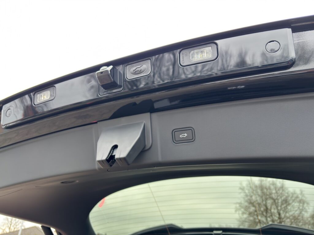 Lynk & Co 08 More Plug-In Hybrid / Pano / Sahara Dune – Bild 19