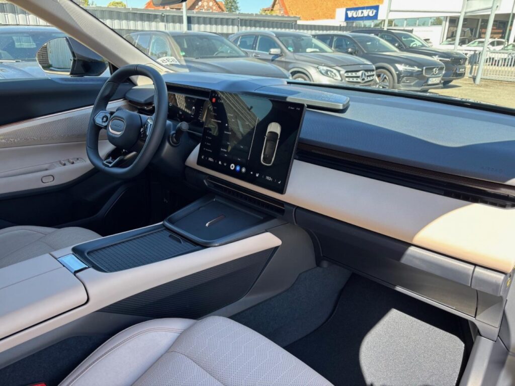Lynk & Co 08 More Plug-In Hybrid / Pano / Sahara Dune – Bild 8