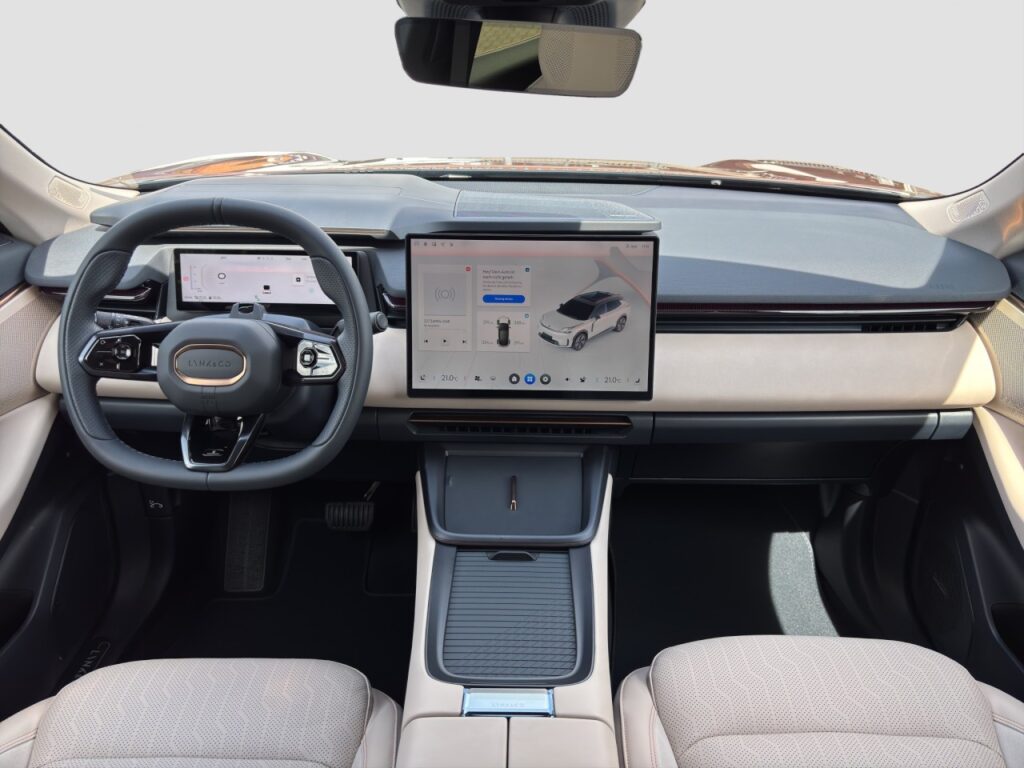 Lynk & Co 08 More Plug-In Hybrid / Pano / Sahara Dune – Bild 10