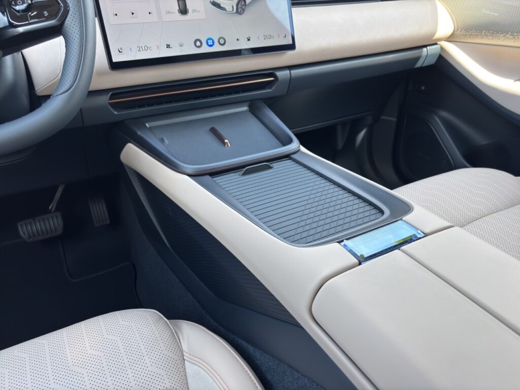 Lynk & Co 08 More Plug-In Hybrid / Pano / Sahara Dune – Bild 11