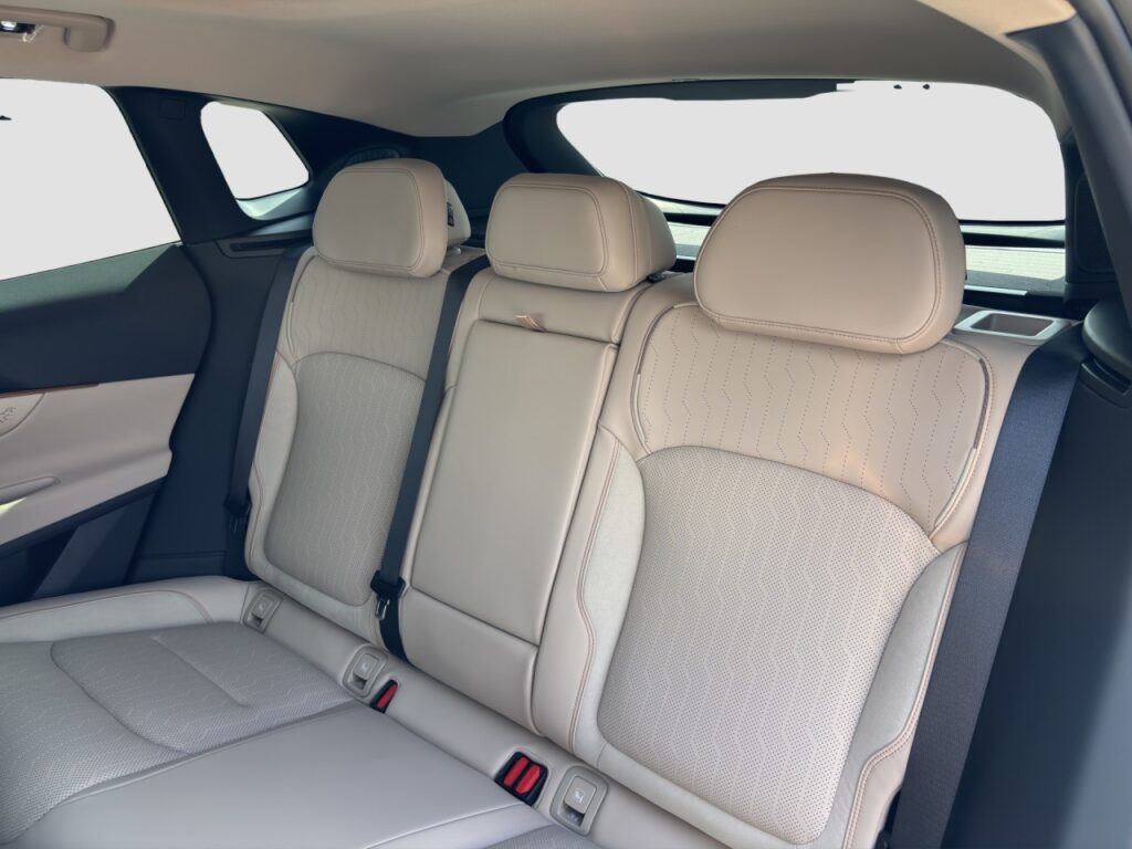 Lynk & Co 08 More Plug-In Hybrid / Pano / Sahara Dune – Bild 14
