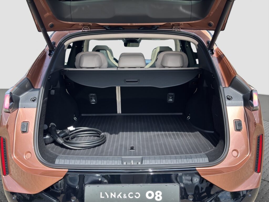 Lynk & Co 08 More Plug-In Hybrid / Pano / Sahara Dune – Bild 16