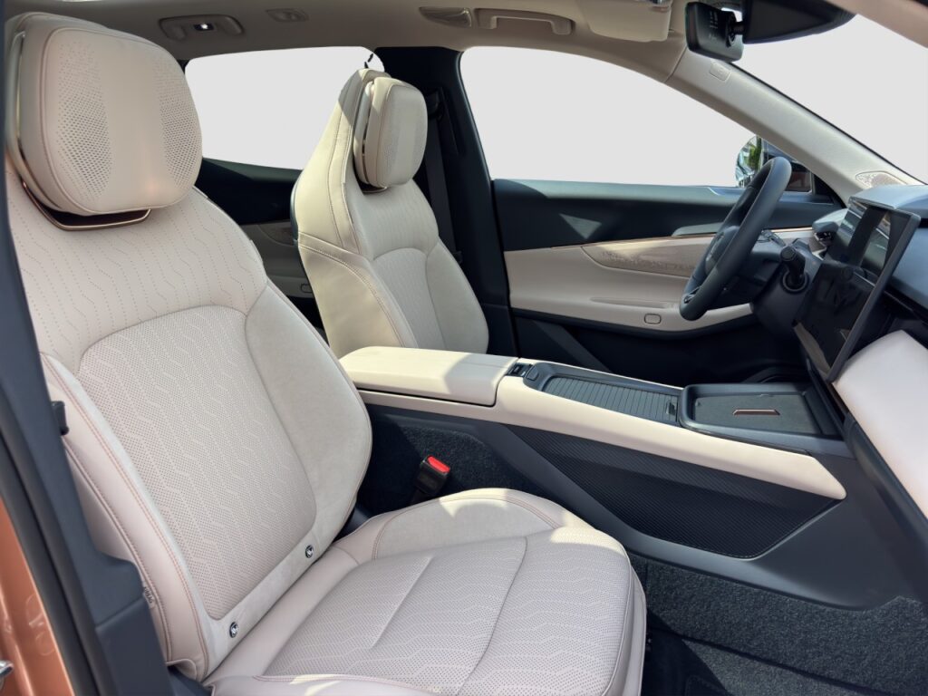 Lynk & Co 08 More Plug-In Hybrid / Pano / Sahara Dune – Bild 17