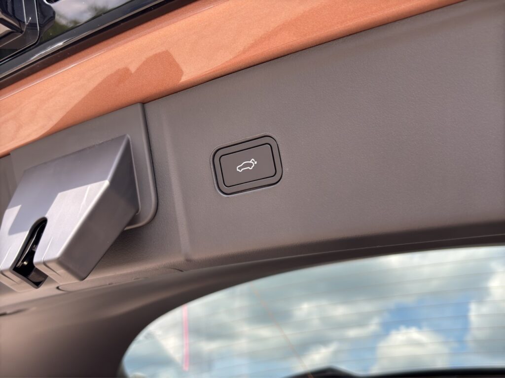 Lynk & Co 08 More Plug-In Hybrid / Pano / Sahara Dune – Bild 19