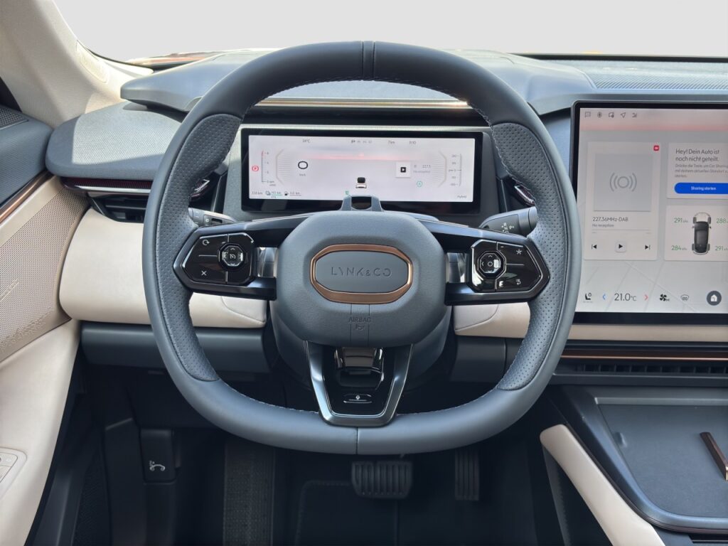 Lynk & Co 08 More Plug-In Hybrid / Pano / Sahara Dune – Bild 7