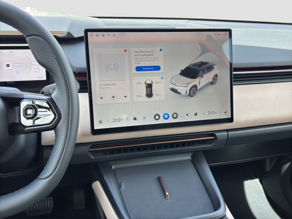 Lynk & Co 08 More Plug-In Hybrid / Pano / Sahara Dune – Bild 9