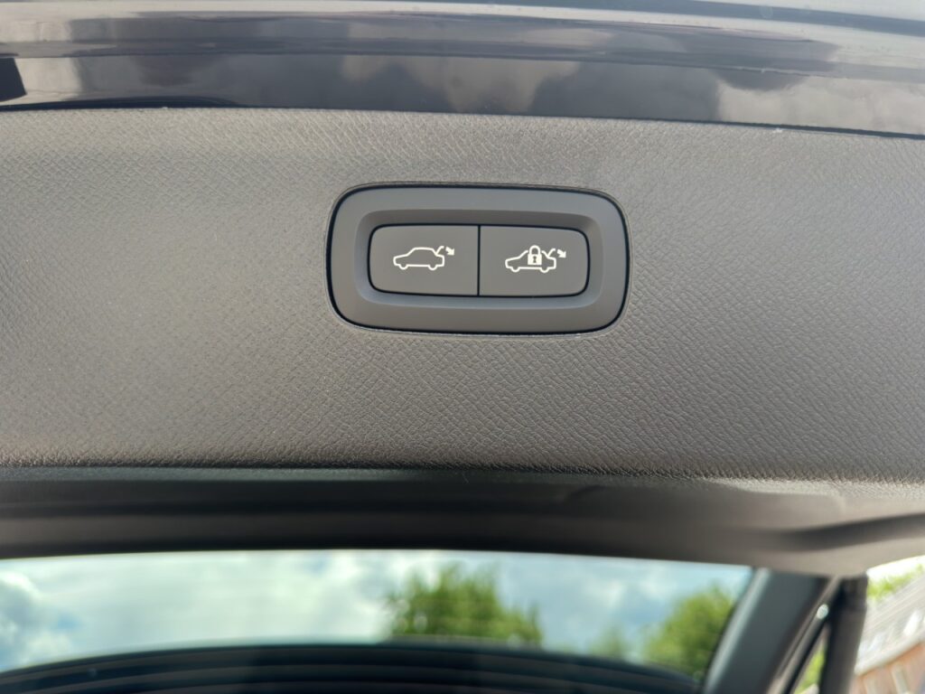 Volvo XC90 T8 Plus Dark Plug-In Hybrid / GJR / Pano – Bild 17