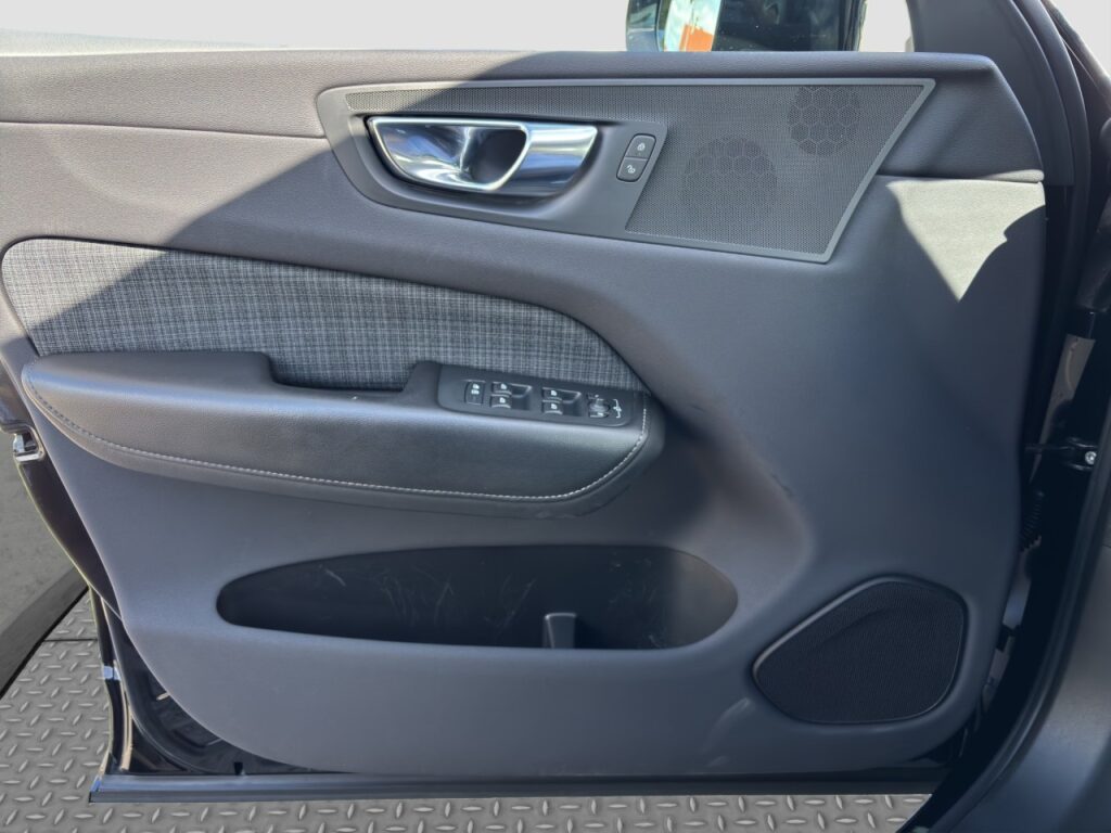 Volvo XC60 B4 Essential/Navi/LED/Kamera/Komfortsitze – Bild 12